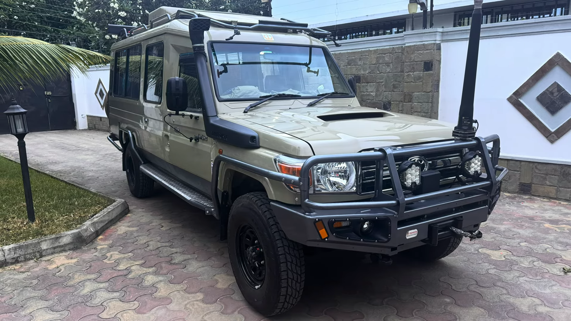 Toyota Land Cruiser 79 Series_4x4 Extended_Car Rental Road Trips